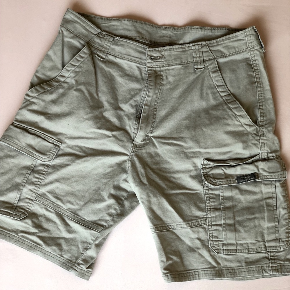 Men’s khaki cargo shorts